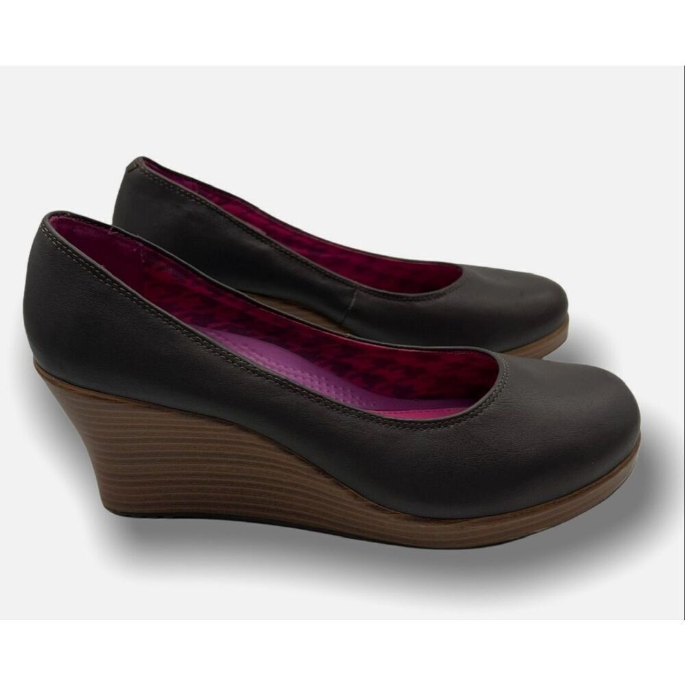 NWOT crocs brown leather A Leigh wedge closed toe size 7